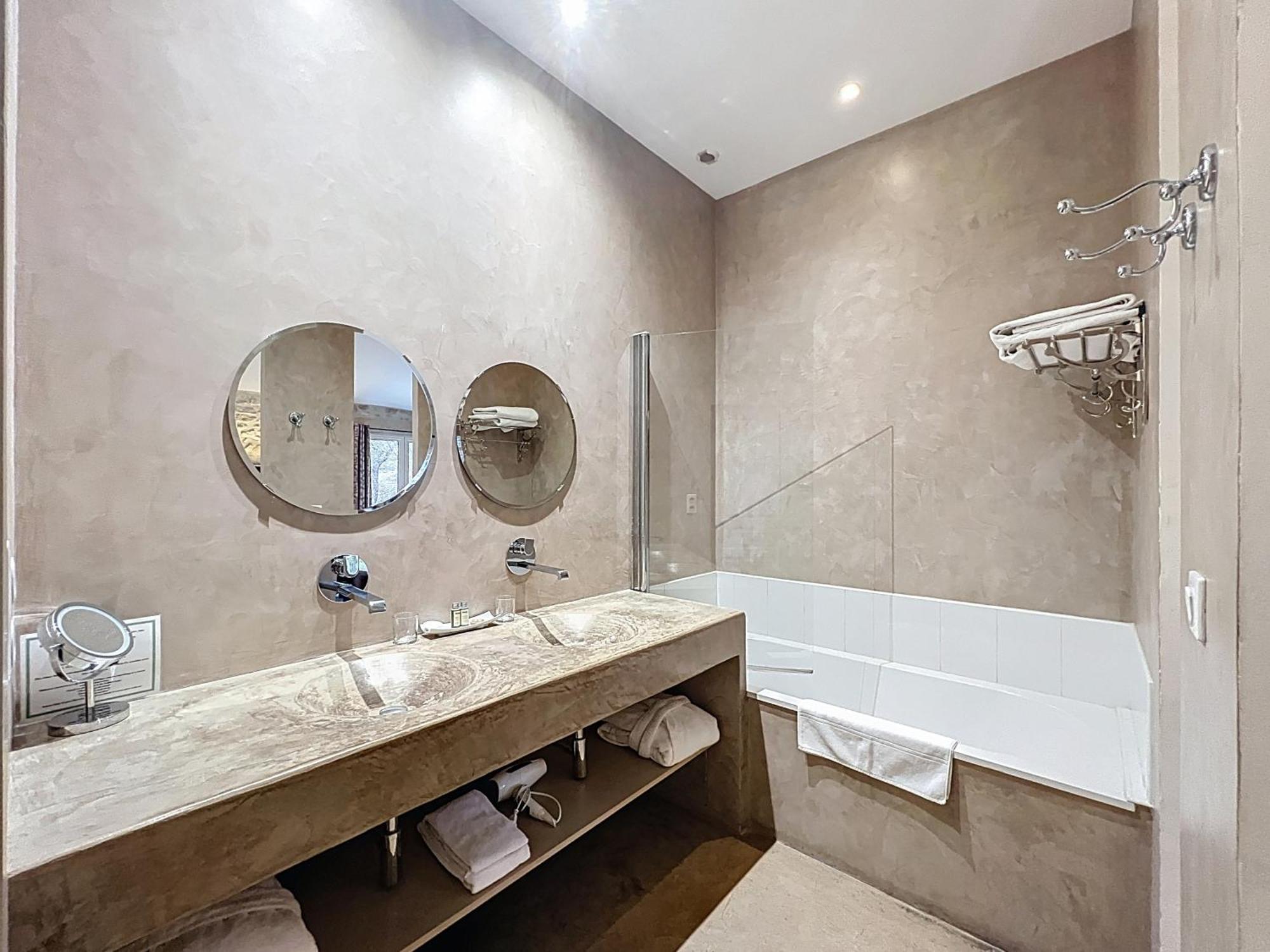 Chambres D'Hotes La Maison De Leonie Collias Екстериор снимка
